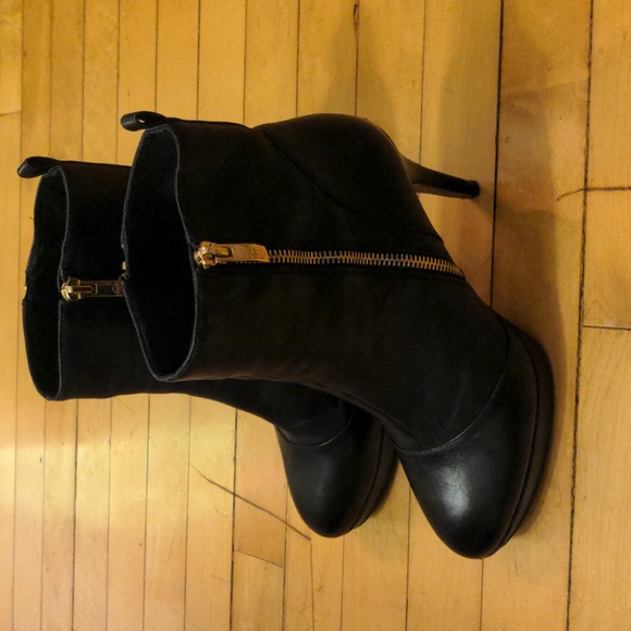 Vince Camuto size 8.5 leather heeled zipper booties - Picture 3 of 15